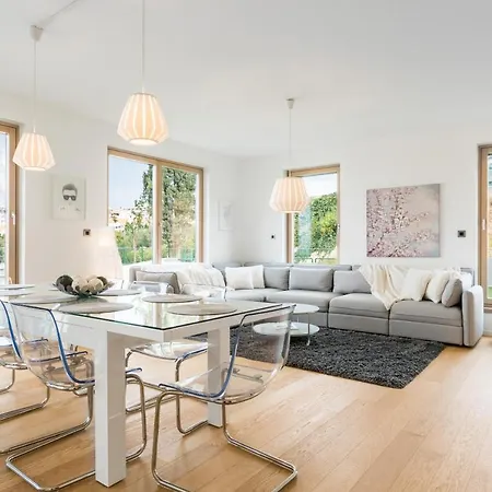 The Majestic Bel Etage Upscale With Pool Apartmán *